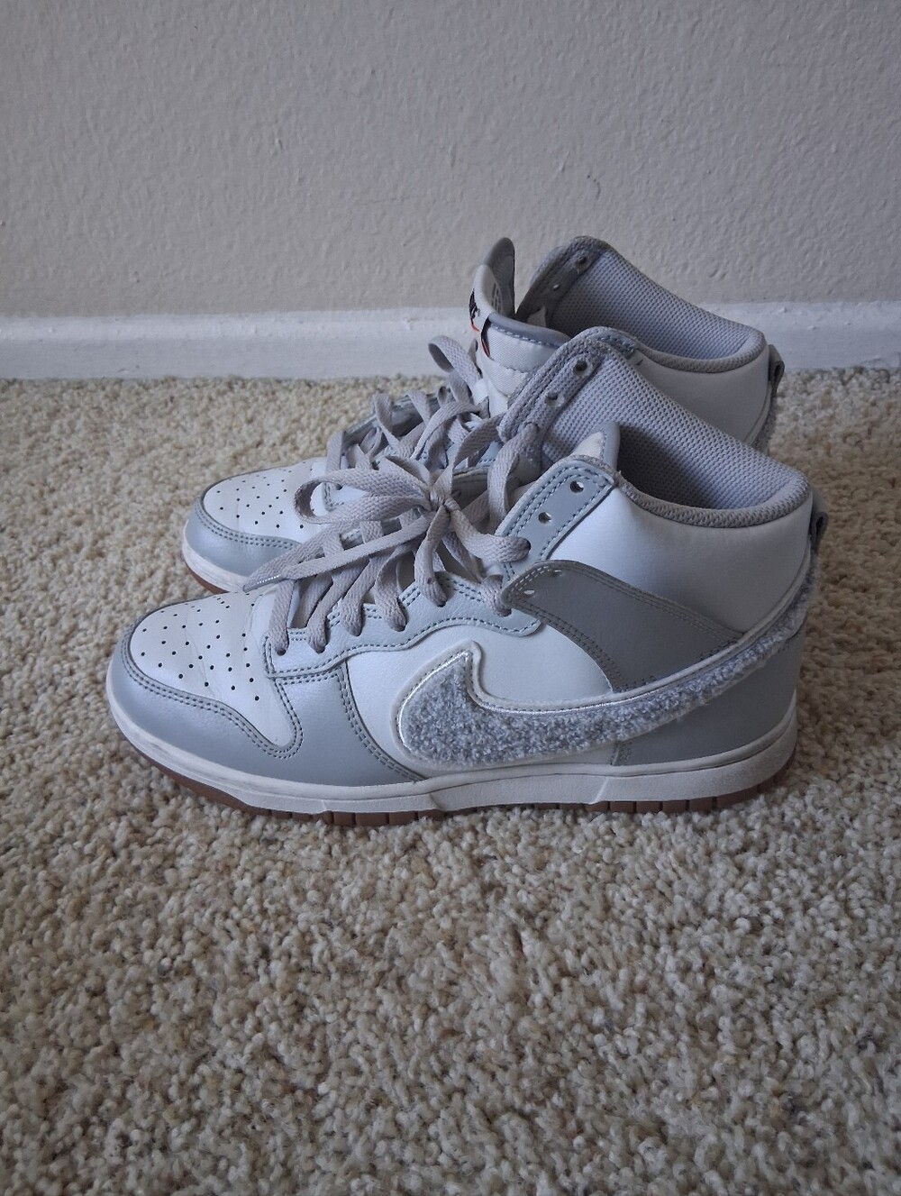 Nike Dunk Hi-Top Snearkers In Grey & White